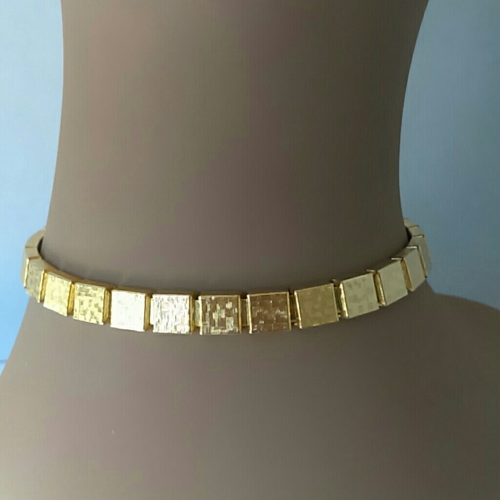 VINTAGE Light Gold Metal Choker necklace